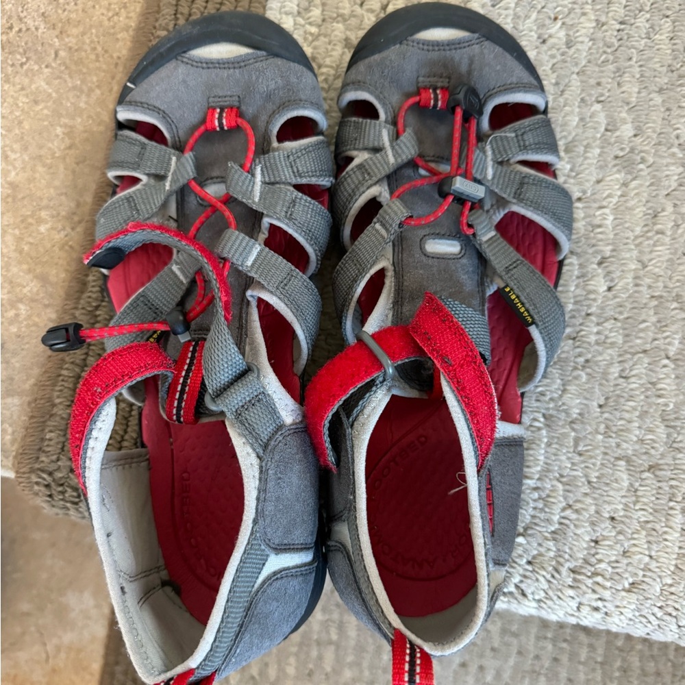 Boys Keen CNX sandal- like new
